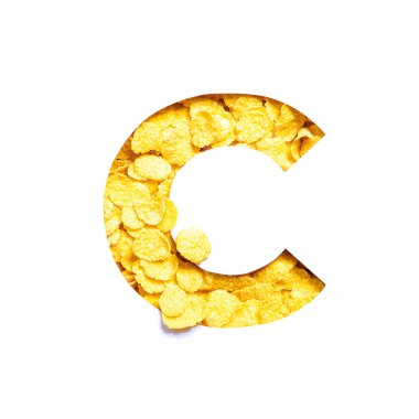 Biyolojik tahıl gevreklerinden, mısır gevreğinden ve beyaz üzerine izole edilmiş kağıt kesiminden oluşan C harfi. Sağlıklı gıda deposu için yazı tipi