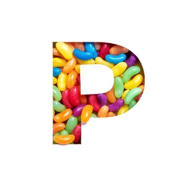 İngiliz alfabesinin P harfi jöleli fasulye şekeri ve beyaz üzerine izole edilmiş kağıt kesiği. Şenlikli yazı tipi