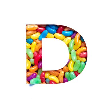 Renkli gökkuşağı jöleli şeker ve beyaz üzerine izole edilmiş kağıt kesiminden oluşan D harfi. Şenlikli yazı tipi