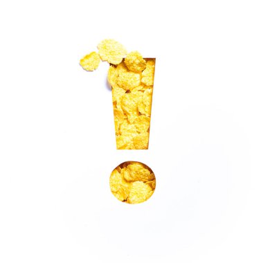 Mısır gevreğinin ünlem işareti, beyaza ayrılmış kağıt kesimi. Mısır gevreğinin yazı tipi. Uyarı ve dikkat kavramını koru