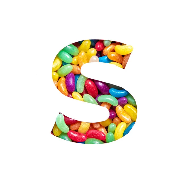 Buchstabe S des Alphabets aus bunten Regenbogengelee Bohnen Bonbons und Papier isoliert auf weiß geschnitten. Festliche Schrift — Stockfoto