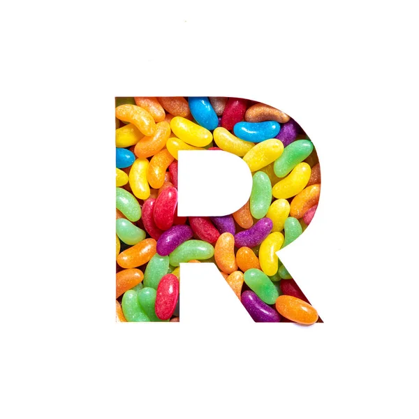 Lettre R de l'alphabet faite de gelée arc-en-ciel haricots bonbons de glucose et de papier coupé isolé sur blanc. Caractère festif — Photo