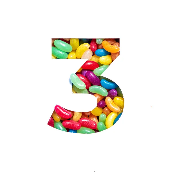 Νούμερο τρία από πολύχρωμα ζαχαρωτά ζελεδάκια και χαρτί κομμένο σε σχήμα τρίτου ψηφίου που απομονώνεται σε λευκό. Εορταστική γραμματοσειρά — Φωτογραφία Αρχείου