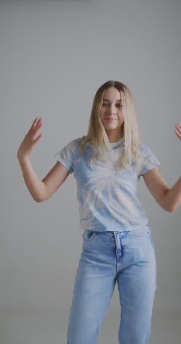 Függőleges videó tánc fiatal tini lány blogger felvétel modern tánc mozog a szociális hálózatok — Stock videók