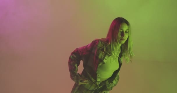 Elegante joven adolescente cool bailando en neón colorido estudio de luz. 4k video de danza moderna — Vídeos de Stock