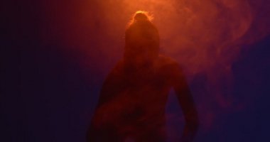 Afrikalı tutkulu ateşli dans eden genç kız silueti ya da spot ışıkları altında hip-hop. İfade ve ritim