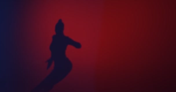 Sombra de chica bailando danza africana apasionada en estudio rojo. Expresión y ritmo. Copiar espacio — Vídeo de stock