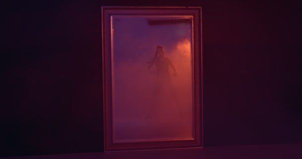 Menina dançando dança ardente na fumaça, reflexo no espelho. Expressão e ritmo — Vídeo de Stock