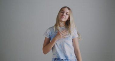 Dans eden şık genç kız blogcu. Modern dansçı, video blogu ve sosyal ağlar için harika bir hareket. Dans yarışması 