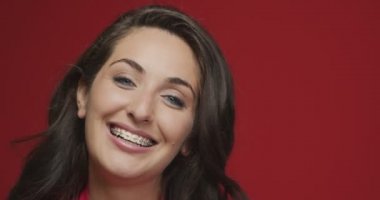 Diş tellerine göre diziliş. Genç bayan gülümsüyor. Diş sağlığı ve ortodontik tedavi reklamları