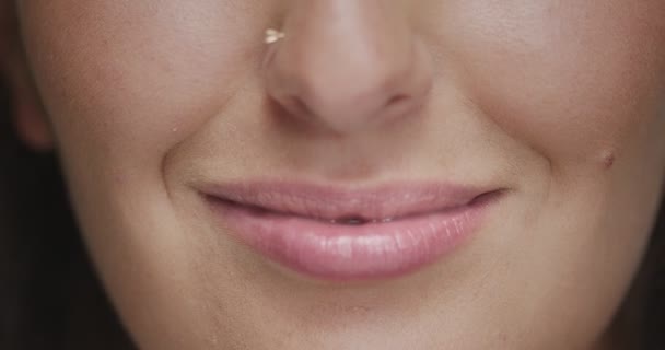 Ευθυγράμμιση δοντιών με τιράντες. Κοντινό πλάνο του γυναικείου φιλικού χαμόγελου. Οδοντιατρική περίθαλψη, ορθοδοντική θεραπεία. Διόρθωση υπερχείλισης — Αρχείο Βίντεο