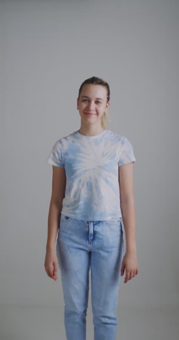 ファッションブロガー10代の女の子は服を変更ジャンプします。ブログ若いですティーンレコード垂直ビデオのためのソーシャルメディア上の電話 — ストック動画