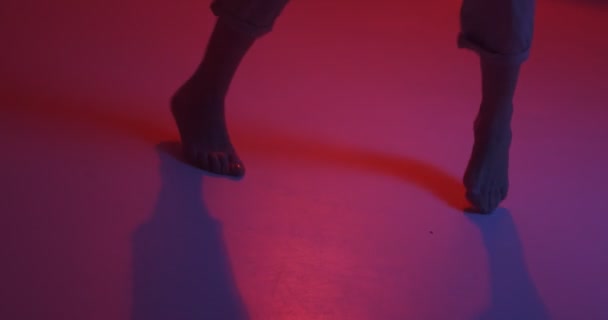 Kobiece stopy tańczące ognisty taniec w kolorowym neonowym świetle studyjnym. Profesjonalne kobiety wykonawca, ekspresja i rytm — Wideo stockowe