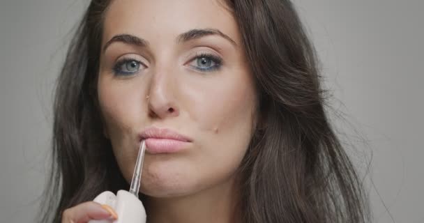 Vodní nit bezdrátové, zubní ústní zavlažovač pro hygienu. Dívka s rovnátky čištění zubů smalt ze zbytku jídla — Stock video