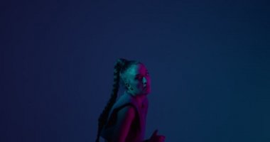 Genç melez kız ateşli dans mı yoksa neon ışıkta hip-hop mı? Profesyonel kadın oyuncu.