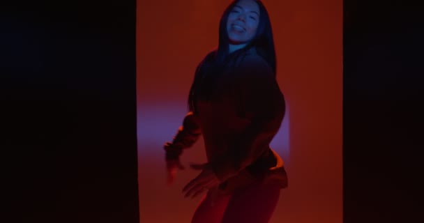 Cool joven chica de hip-hop bailando baile expresivo caliente con pasión en colorida luz de estudio con humo — Vídeos de Stock