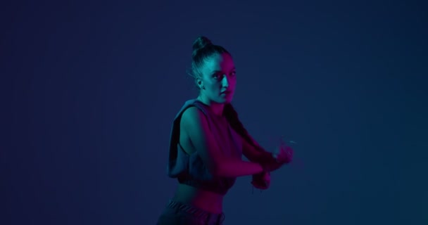 Snygg ung blandras flicka dans etnisk eldig dans i neon studio ljus. Uttryck och rytm — Stockvideo