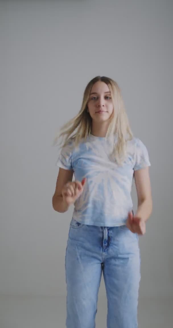 Függőleges videó tánc fiatal tini lány blogger felvétel modern tánc a szociális média számla — Stock videók