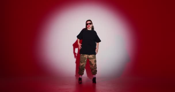 Stilvolles junges Mädchen tanzt Hip-Hop-feurigen zeitgenössischen Tanz im Scheinwerferlicht im Rotlicht auf Szene. Rap-Kultur für Jugendliche — Stockvideo
