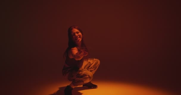 Δροσερό κορίτσι που χορεύει στο πάτωμα κάνοντας προκλητικές κινήσεις. Hot γυναικείο χορό στο προσκήνιο στο στούντιο — Αρχείο Βίντεο