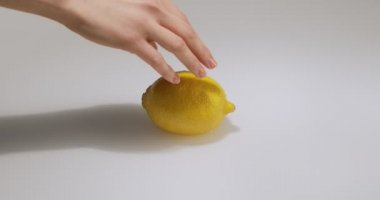 Suyun içinde duran limonu döndürmek, stüdyo arkaplanındaki doğal meyve limonunu kopyalamak. Vitaminler, sağlıklı yiyecekler.