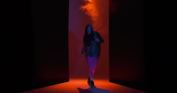 Tánc hűvös lány fellépő freestyle tánc piros stúdió fény füsttel. Modern életmód, breakdance, hiphop — Stock videók
