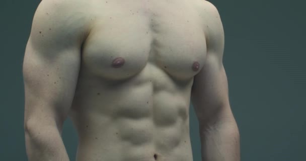 Primer plano 4K video de atleta masculino con músculos del torso bombeados. Tipo atleta con abdominales entrenados y pecho — Vídeo de stock