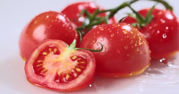 Setumpuk tomat Italia segar yang matang, tetes air. Sayuran organik alami untuk makanan sehat. — Stok Video