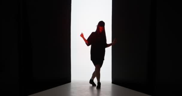 Cool chica elegante bailando en el estudio con luz roja. Bailarina realizando espectáculo de danza contemporánea — Vídeos de Stock
