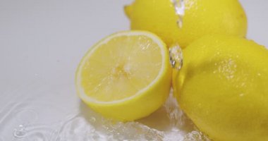Limonların üzerine su sıçrıyor. Doğal turunçgiller. Vitaminler, sağlıklı beslenme konsepti