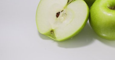 Yeşil elmalarla suya düşüyorsun, daireler çiziyorsun. Doğal biyolojik meyveler. Vitaminler, sağlıklı beslenme konsepti