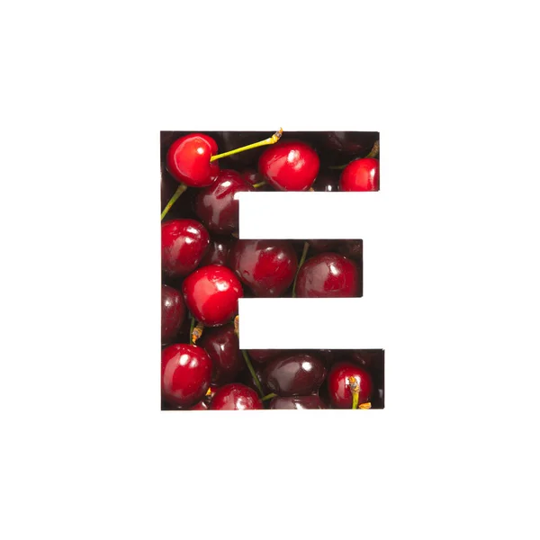 Kirschen-Alphabet. Buchstabe E aus Beeren und Papier isoliert auf weiß geschnitten. Schrift für den Bio-Lebensmittelmarkt. Vitamine — Stockfoto