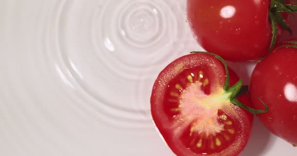 Tomates italianos suculentos frescos que jazem na água, baixas que caem. Vegetais biológicos naturais ou frutas para uma alimentação saudável — Vídeo de Stock
