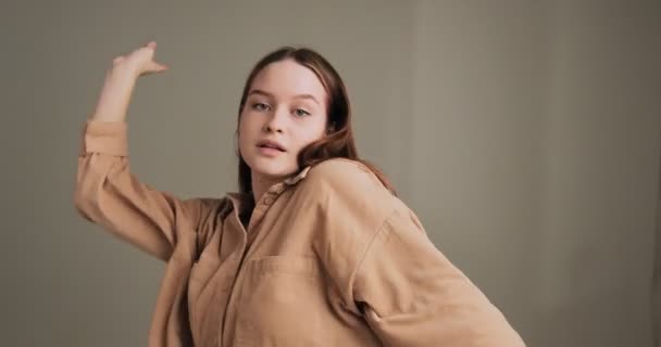 Stijlvol jong meisje dansen snel bewegend gebaar in de camera in de studio. Hedendaagse dans, hiphop en rap — Stockvideo