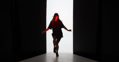 Stüdyoda serbest dans eden havalı bir genç kız sahne arkasına geçer. Modern yaşam tarzı, break dans, hip hop