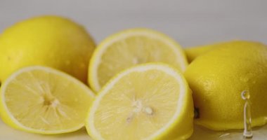 Limonlar suda yatar, damlalar düşer, taze narenciye meyveleri olur. Vitaminler, sağlıklı yiyecekler.