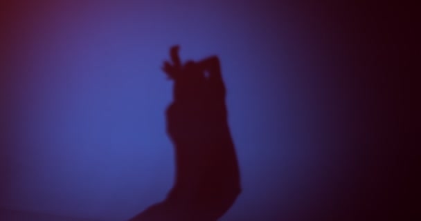 Bailando sombra femenina en neón estudio de luz, baile de fiesta nocturna. Silueta de bailarina chica en movimiento fresco — Vídeos de Stock