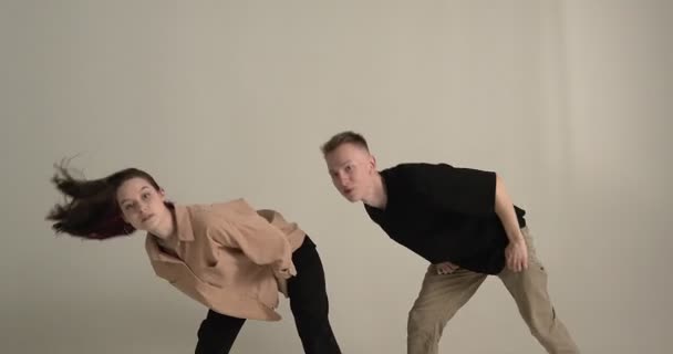 Tanzendes junges Paar bewegt sich cool im Studio. Hip-Hop-Tänzer Mädchen und Jungen zeigen zeitgenössischen Ausdruckstanz — Stockvideo
