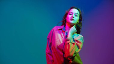 Renkli neon renkli stüdyo ışığı altında şık bir genç kızın vesikalığı. Lgbt kadın güzellik konsepti. Boşluğu kopyala