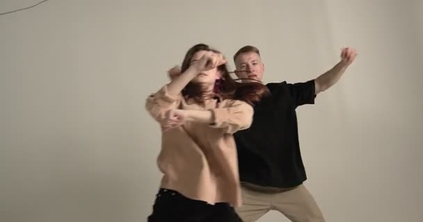 Auftritt eines stilvollen jungen Paares beim coolen Tanz im Studio. Zeitgenössischer Tanz, Hip Hop-Tänzer — Stockvideo