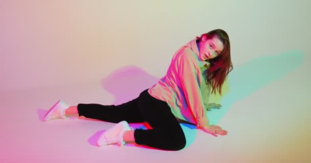 Fată tânără modernă, dansând cool în lumina colorată a neonului. Școala de dans video de publicitate. Femeie dansatoare contemporană — Videoclip de stoc