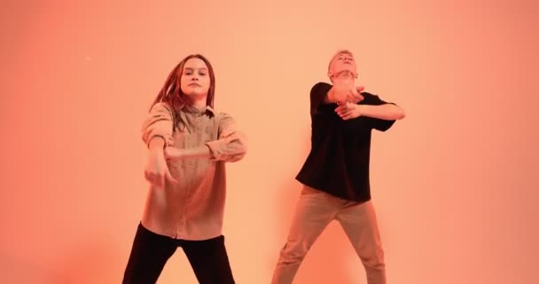 Tanzende junge Hip-Hop-Paare zeigen ausdrucksstarken zeitgenössischen Tanz im Studio. Tanzschulaufführung — Stockvideo