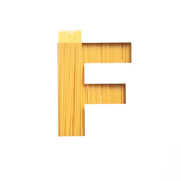 Spaghetti italiani. Lettera F dell'alfabeto inglese fatta di pasta, carta bianca tagliata. Tipo di carattere per negozio di prodotti alimentari — Foto Stock