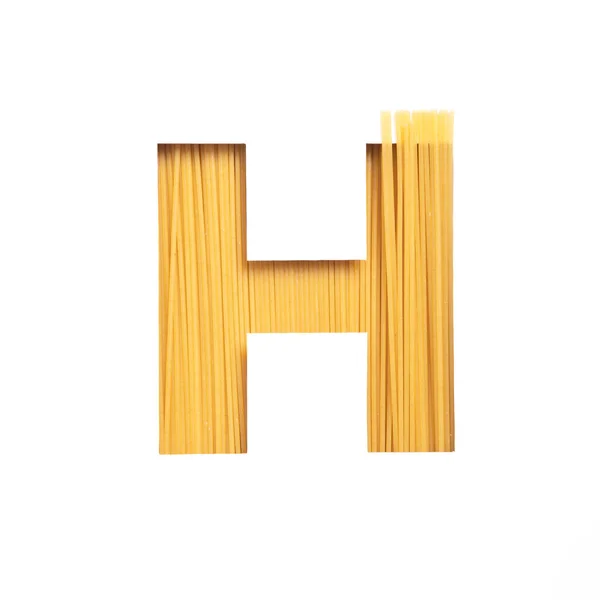 Spaghetti-Alphabet. Buchstabe H aus Nudeln und weißem Schnittpapier. Schrift für die Gestaltung von Lebensmittelgeschäften. Italienische Lebensmittel — Stockfoto
