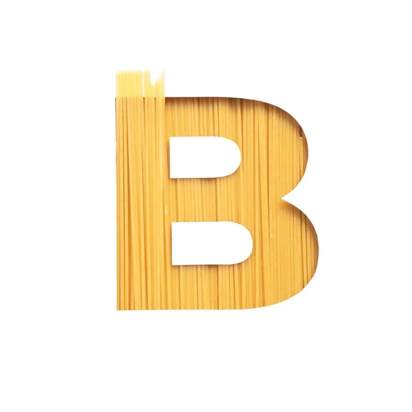Buchstabe B des Spaghetti-Alphabets aus Nudeln und weißem geschnittenem Papier. Schrift für Lebensmittelgeschäfte. Italienische Lebensmittel — Stockfoto