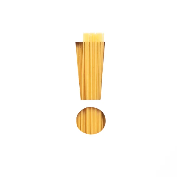 Italienisches Essen. Ausrufezeichen aus Spaghetti-Nudeln, weißgeschnittenem Papier. Kohlenhydrate für eine gesunde Ernährung — Stockfoto