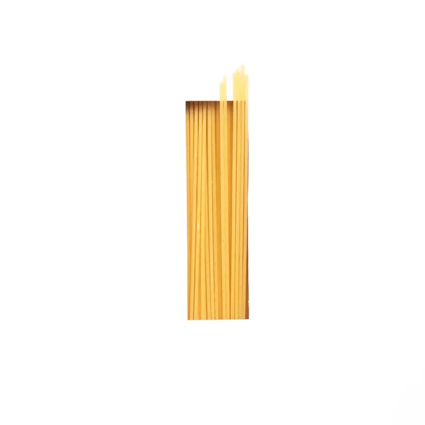 Italienische Lebensmittelschrift für den Lebensmittelladen. Buchstabe I des Alphabets von Spaghetti Pasta und weißem geschnittenem Papier isoliert auf weiß — Stockfoto