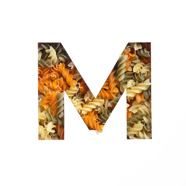 Italienische Lebensmittelschrift für das Verpackungsdesign. Buchstabe M des englischen Alphabets von Fusilli Pasta und weißem geschnittenem Papier — Stockfoto