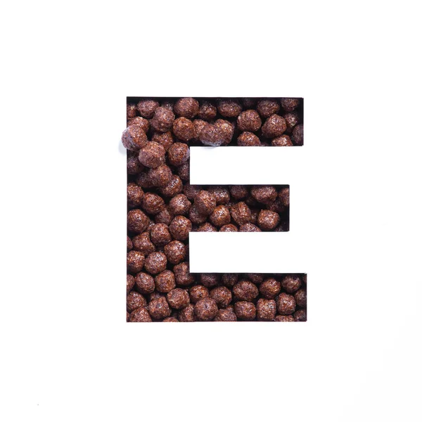 Buchstabe E des englischen Alphabets der nahrhaften Schokolade Getreidekugeln, weiß geschnittenes Papier. Schrift für Bioladen — Stockfoto