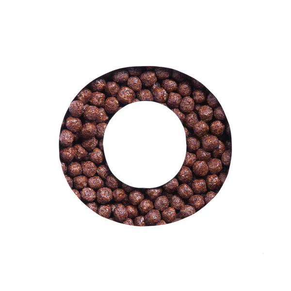 Buchstabe O des Alphabets der nahrhaften Schokolade Müslibällchen, weißes geschnittenes Papier. Schrift für gesunde Frühstücksverpackungen — Stockfoto